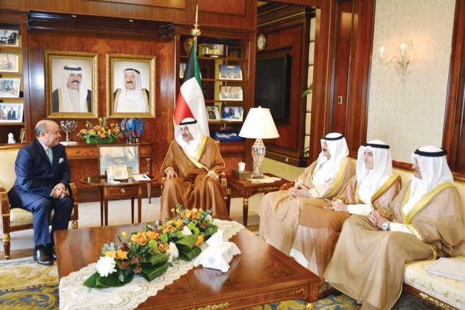 الشيخ صباح الخالد مستقبلا سفير الجزائر الجديد لدى الكويت عبدالحميد عبداوي﻿