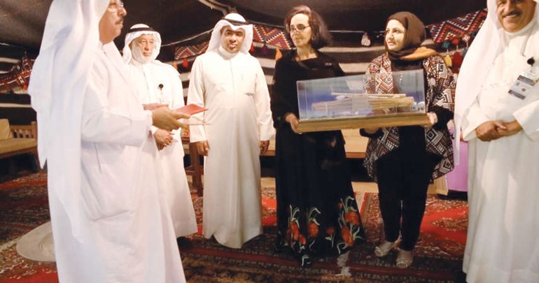 الشيخة امثال الاحمد وانور الرفاعي وعدد من الحضور خلال جولة في المتحف﻿
