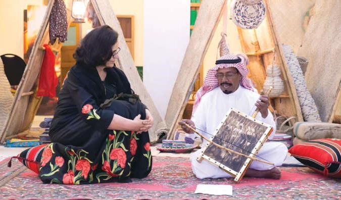 الشيخة امثال الاحمد تطلع على احدى الفنون الكويتية القديمة﻿