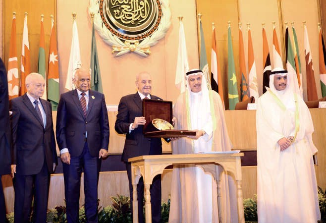 رئيس الاتحاد البرلماني العربي ورئيس مجلس النواب اللبناني نبيه بري يكرم فيصل الشايع﻿