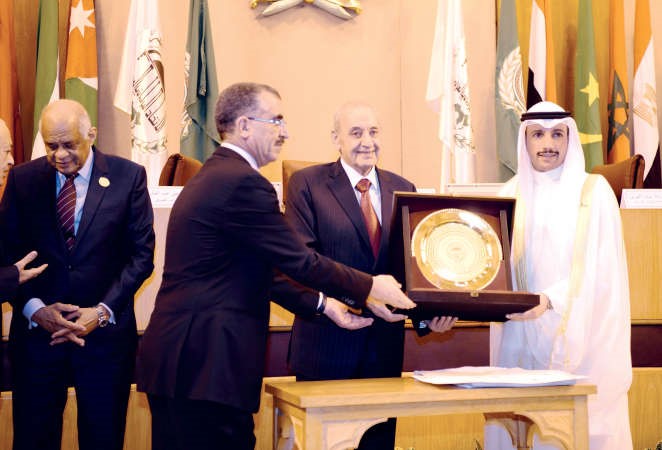 رئيس مجلس الامة ورئيس الاتحاد البرلماني العربي السابق مرزوق الغانم خلال تكريمه من قبل نبيه بري﻿