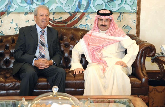 الشيخ مبارك الدعيج مستقبلا الصحافي اللبناني راجح خوري ﻿