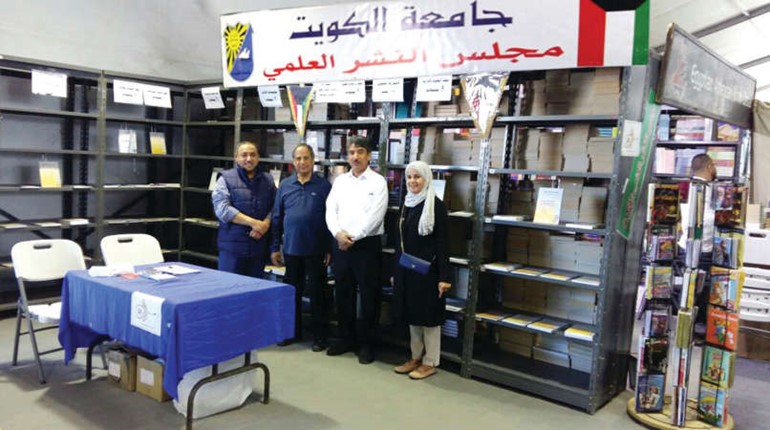 السفير سالم الزمانان خلال زيارته لجناح جامعة الكويت﻿