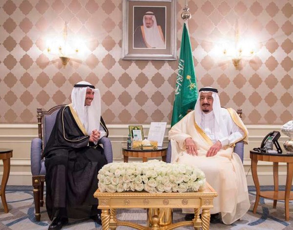 خادم الحرمين الشريفين الملك سلمان بن عبدالعزيز سعود خلال استقباله في مقر اقامته بالقاهرة رئيس مجلس الامة مرزوق علي الغانم