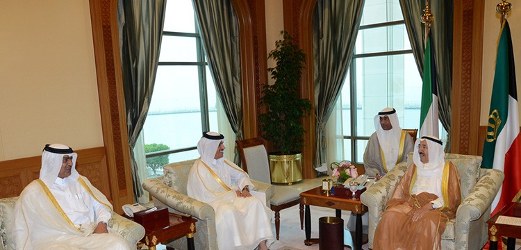 صاحب السمو امير البلاد الشيخ صباح الاحمد مستقبلا وزير الخارجية القطري