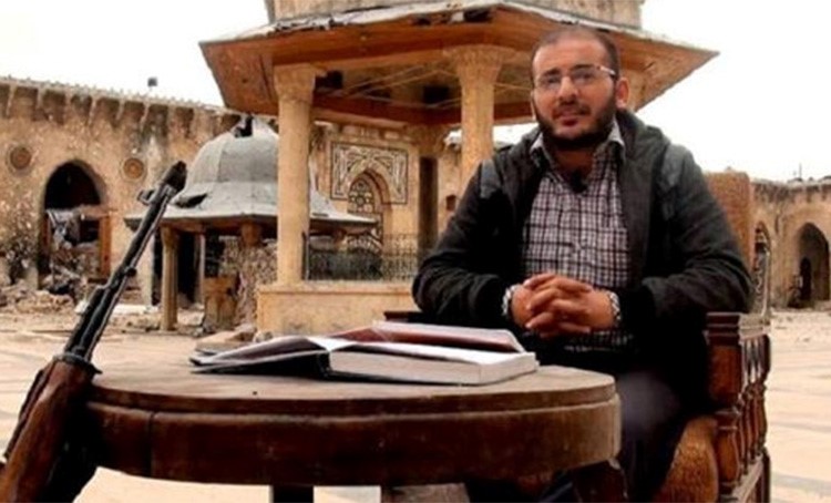فيديو لمجهول وهو يسدد رصاصة برأس صحافي سوري في تركيا فسقط مضرجاً بدمائه