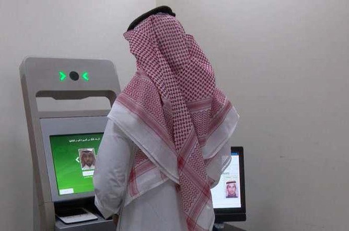 بالصور.. جهاز جوازات جديد يمكن الذاهبين إلى السعودية من الدخول في أقل من دقيقة دون مراجعة الموظف 