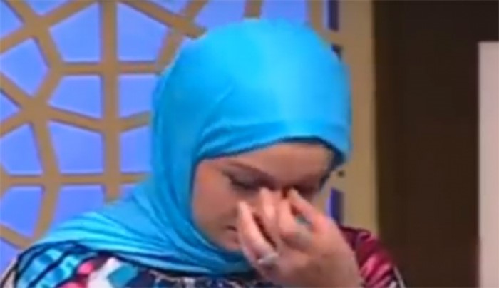 بالفيديو.. مذيعة mbc مصر تصاب بنوبة بكاء على الهواء مباشرة بسبب إبنها