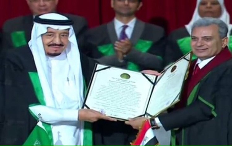 جامعة القاهرة تسلم الملك السعودي الدكتوراه الفخرية لإسهاماته الفياضة ولمساندته مصر وشعبها 
