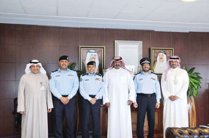 الشيخ طلال الخالد متوسطا اللواء خالد التركيت والعقيد خليل الامير ﻿