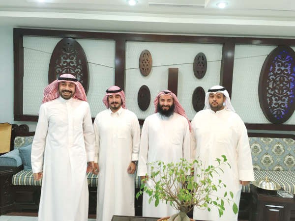 النائب سعود الحريجي متوسطا اعضاء لجنة اهالي مدينة جنوب المطلاع ﻿