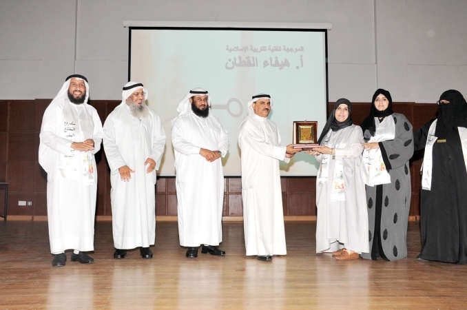 الوكيل المساعد يكرم الموجهة هيفاء القطان وهنادي العازمي