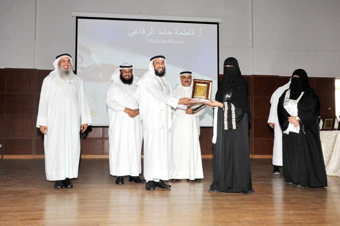 خالد الخراز يكرم ابنته المعلمة شهد الخراز
