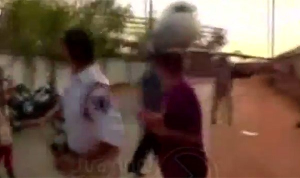بالفيديو.. سقوط طائرة خلال عملية نقلها برافعة تقليدية