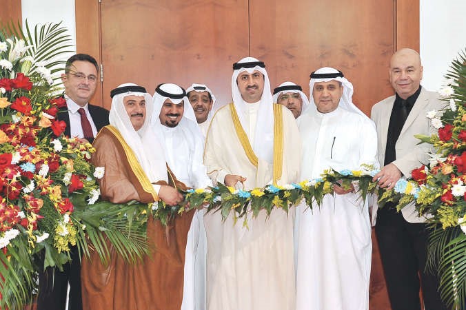 الشيخ نمر الصباح يقص شريط الافتتاح بحضور الشيخ مالك الصباح وعبدالرحمن النصار ووليد القدومي احمد علي