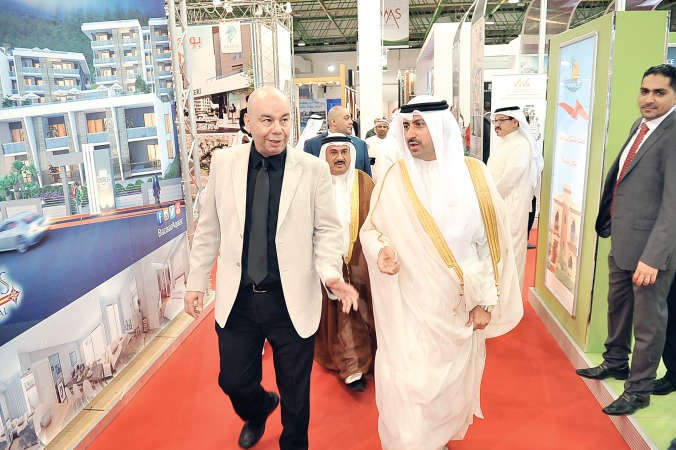 الشيخ نمر الصباح ووليد القدومي خلال جولة في المعرض