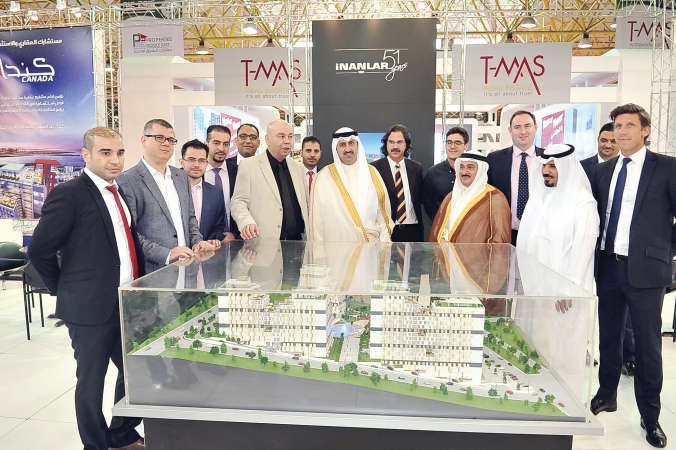 الشيخ نمر الصباح مع فريق شركة توب العقارية