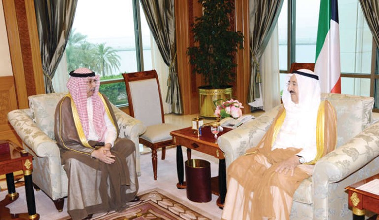 صاحب السمو الامير الشيخ صباح الاحمد مستقبلا الشيخ محمد الجراح 
