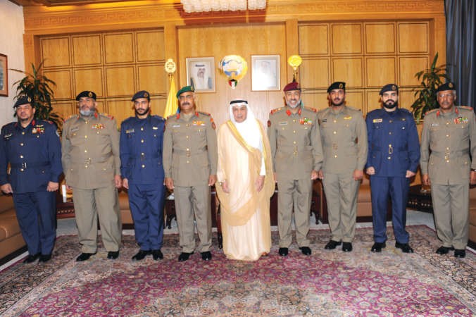 الشيخ خالد الجراح متوسطا الفريق الركن محمد الخضر والفريق الركن الشيخ عبدالله النواف وعددا من الضباط﻿