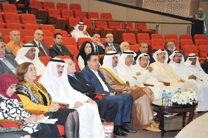 الشيخ سلمان الحمود ومعلي اليوحة ومحمد العسعوسي في مقدمة الحضور خلال المؤتمر ريليش كومار