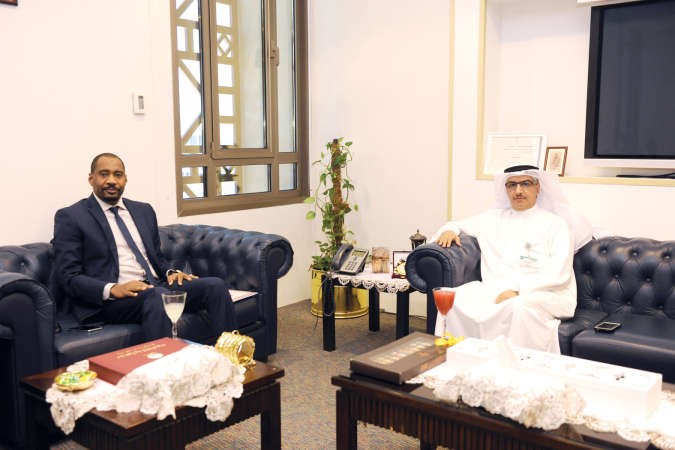 محمد العتيبي مستقبلا سفير تشاد علي اغبش لدى زيارته الى بيت الزكاة﻿