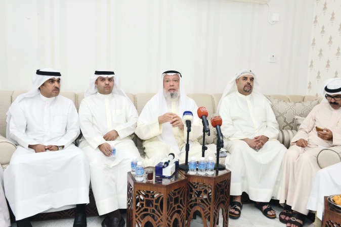 احمد باقر متحدثا وبجانبه عبدالرحمن العنجري ويبدو ناصر الشليمي﻿
