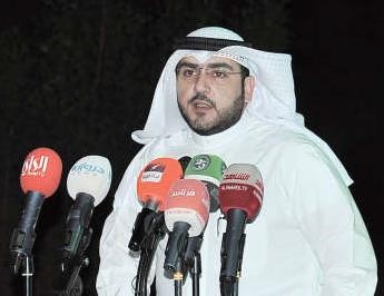 د عبدالكريم الكندري خلال الندوة﻿