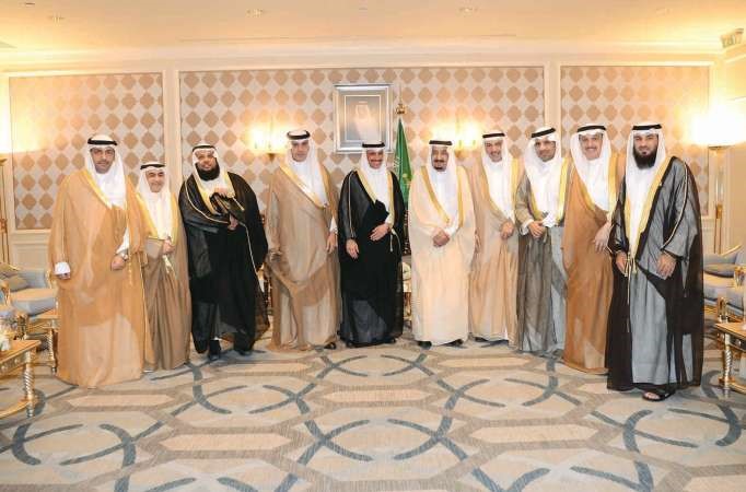 خادم الحرمين الشريفين الملك سلمان بن عبدالعزيز يتوسط رئيس مجلس الامة مرزوق الغانم والنواب كامل العوضي ودعودة الرويعي وفيصل الشايع وماضي الهاجري وحمود الحمدان ويبدو علام الكندري
﻿