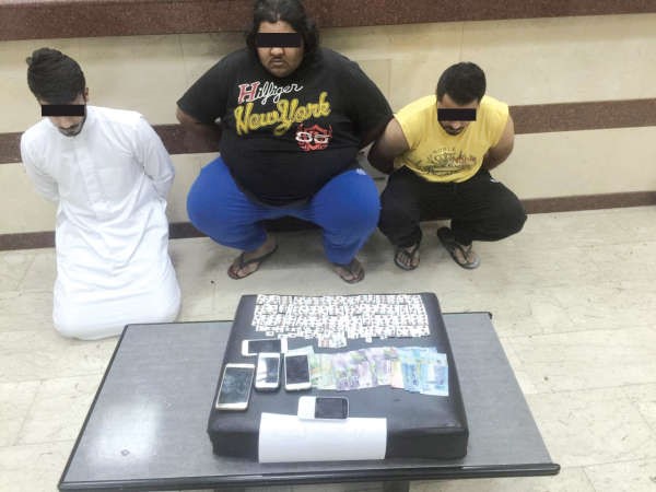 المتهمون قبل احالتهم الى المكافحة﻿