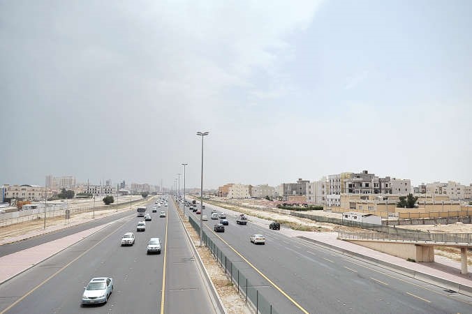 الشوارع شبه خالية من السيارات نتيجة الرياح المثيرة للغبار احمد علي