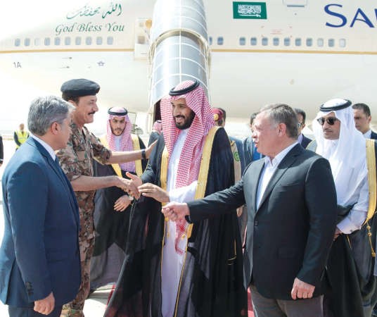 العاهل الاردني الملك عبدالله الثاني خلال استقباله صاحب السمو الملكي الامير محمد بن سلمان ولي ولي العهد النائبالثاني لرئيس مجلس الوزراء وزير الدفاع السعودي لدى وصوله العقبة امس 	واس ﻿