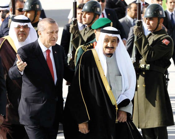 الرئيس التركي رجب طيب اردوغان مرحبا بخادم الحرمين الشريفين الملك سلمان بن عبدالعزيز لدى وصوله مطار انقرة امس 	افپ ﻿