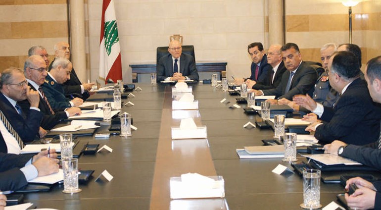 رئيس مجلس الوزراء تمام سلام مترئسا في السراي اجتماعا امنيا للبحث في ملف الانترنت غير الشرعي	 محمود الطويل ﻿
