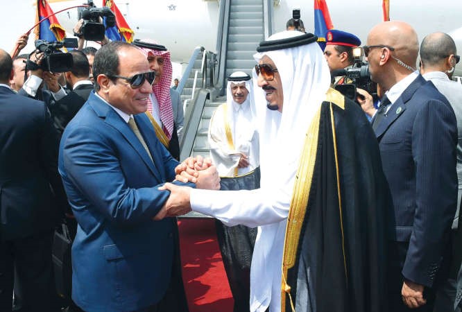 الرئيس عبدالفتاح السيسي مودعا خادم الحرمين الشريفين الملك سلمان بن عبدالعزيز يدا بيد	افپ﻿