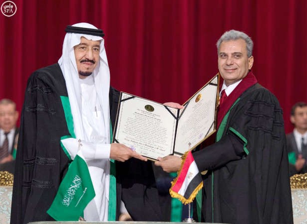 خادم الحرمين الشريفين الملك سلمان بن عبدالعزيز يتسلم الدكتوراه الفخرية من رئيس جامعة القاهرة دجابر نصار	واس﻿