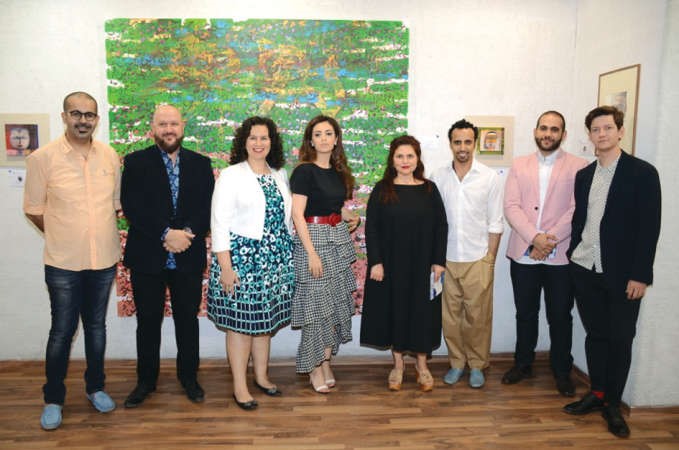 صورة جماعية للحضور امام احدى اللوحات