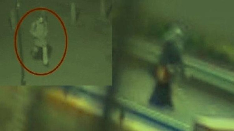 كاميراتان، احداهما رصدت القاتل، والثانية ضحيته وهي تمشي محجبة