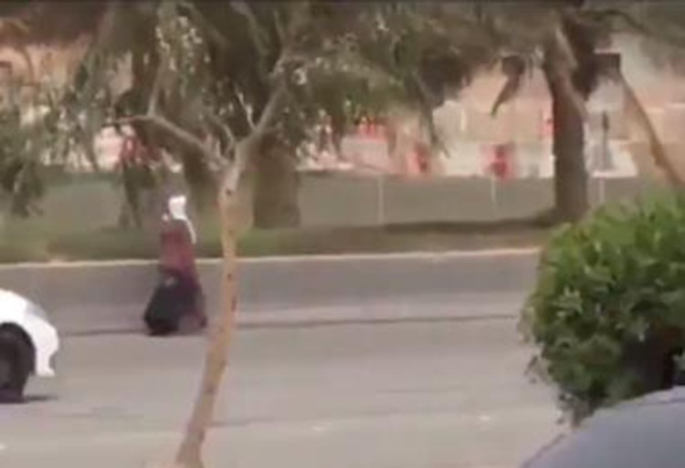 بالفيديو.. خادمة تحمل حقيبتها وتسير على طريق سريع هرباً من كفيلها !