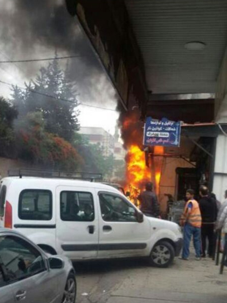 بالفيديو والصور.. اغتيال القيادي بحركة "فتح" فتحي زيدان الملقب بـ"الزورو" بسيارة مفخخة جنوب لبنان
