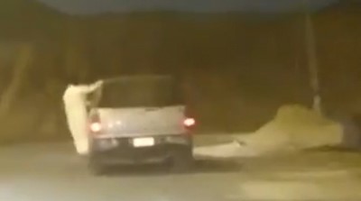 بالفيديو.. سعودي يقود سيارة بينما يتدلى من بابها