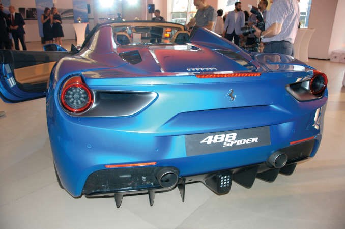 فيراري 488 سبايدر.. سيارة نحتتها الرياح