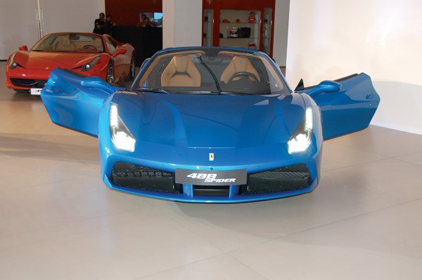 فيراري 488 سبايدر.. سيارة نحتتها الرياح