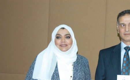 د طارق البكري حاملا روايته وتبدو ليلى الراشد