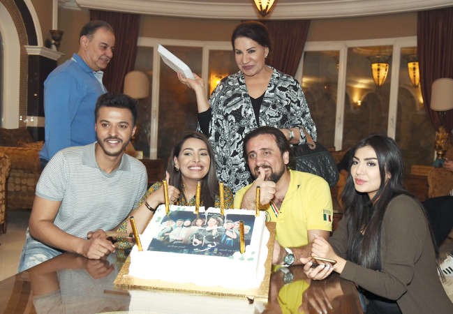 الفنانة القديرة سعاد عبدالله والمخرج منير الزعبي ونجوم نوايا اثناء تصوير المسلسل﻿
