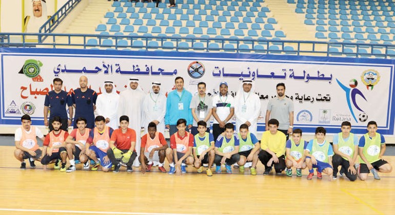 المنظمون مع لاعبي الفريقين ﻿