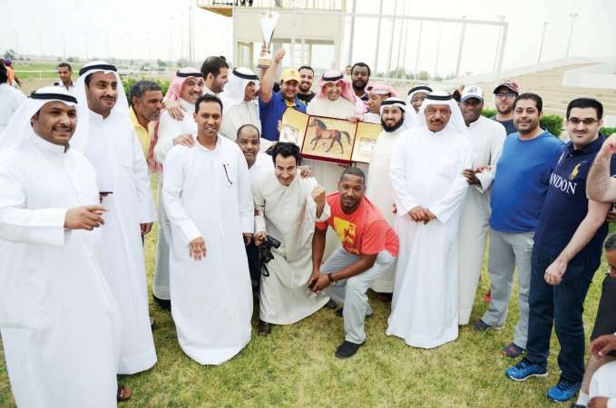 فوزي العلي يسلم جائزة المكرمة الاميرية لاسطبل النشامى ﻿