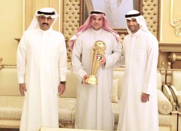 دمساعد الكريباني حاملا كاس الامير مع الغانم والمرزوق﻿