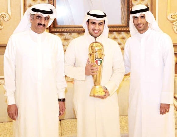 الزميل احمد السلامي متوسطا عبدالعزيز المرزوق وخالد الغانم﻿