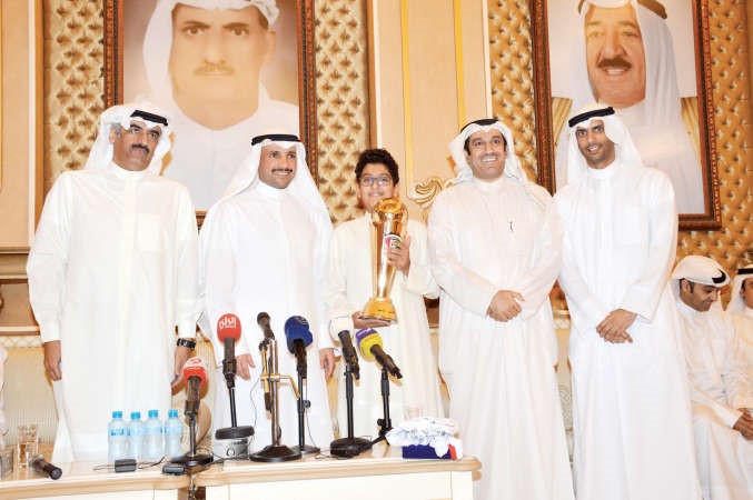 الرئيس مرزوق الغانم متوسطا احمد الشحومي ونجله خليفة مع خالد الغانم وعبدالعزيز المرزوقتصوير انور الكندري﻿