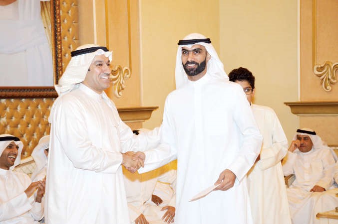 الشحومي يكرم مصعب الكندري﻿
